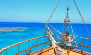 Schnorcheln an bunten Korallenriffen im Roten Meer