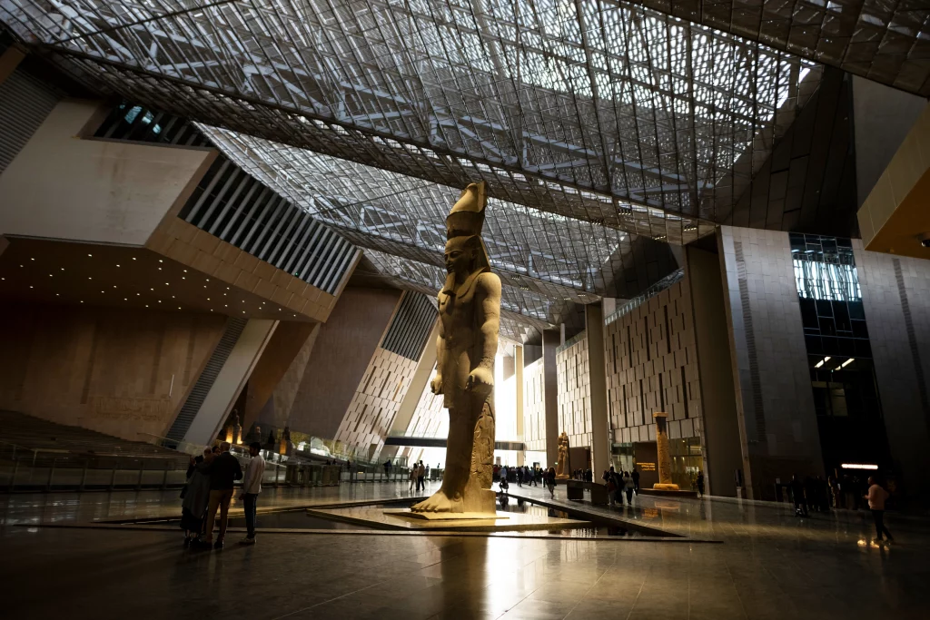 Grand Egyptian Museum Kairo Eingang mit Statuen